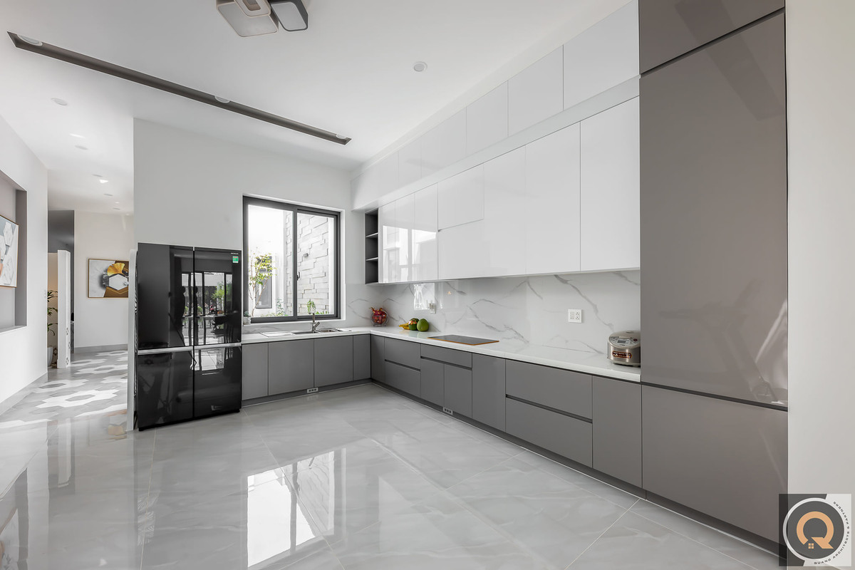 Gam màu trắng tạo cảm giác phòng bếp như rộng thêm ra.