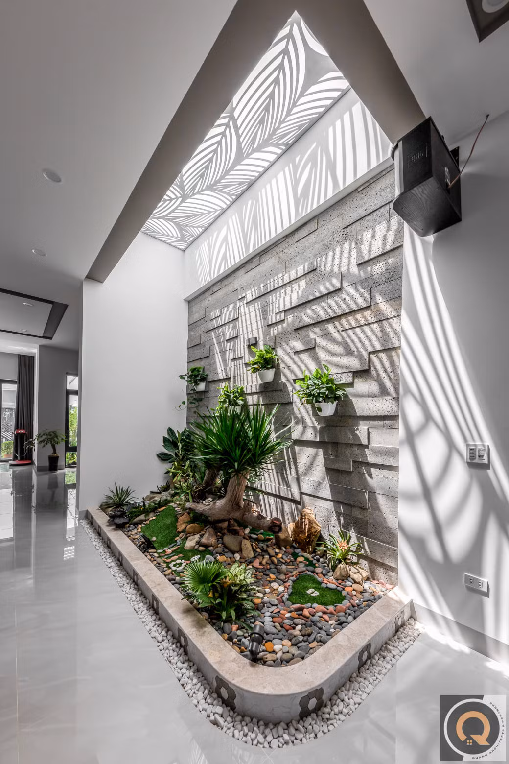 Dưới khu vực giếng trời là tiểu cảnh cây xanh.