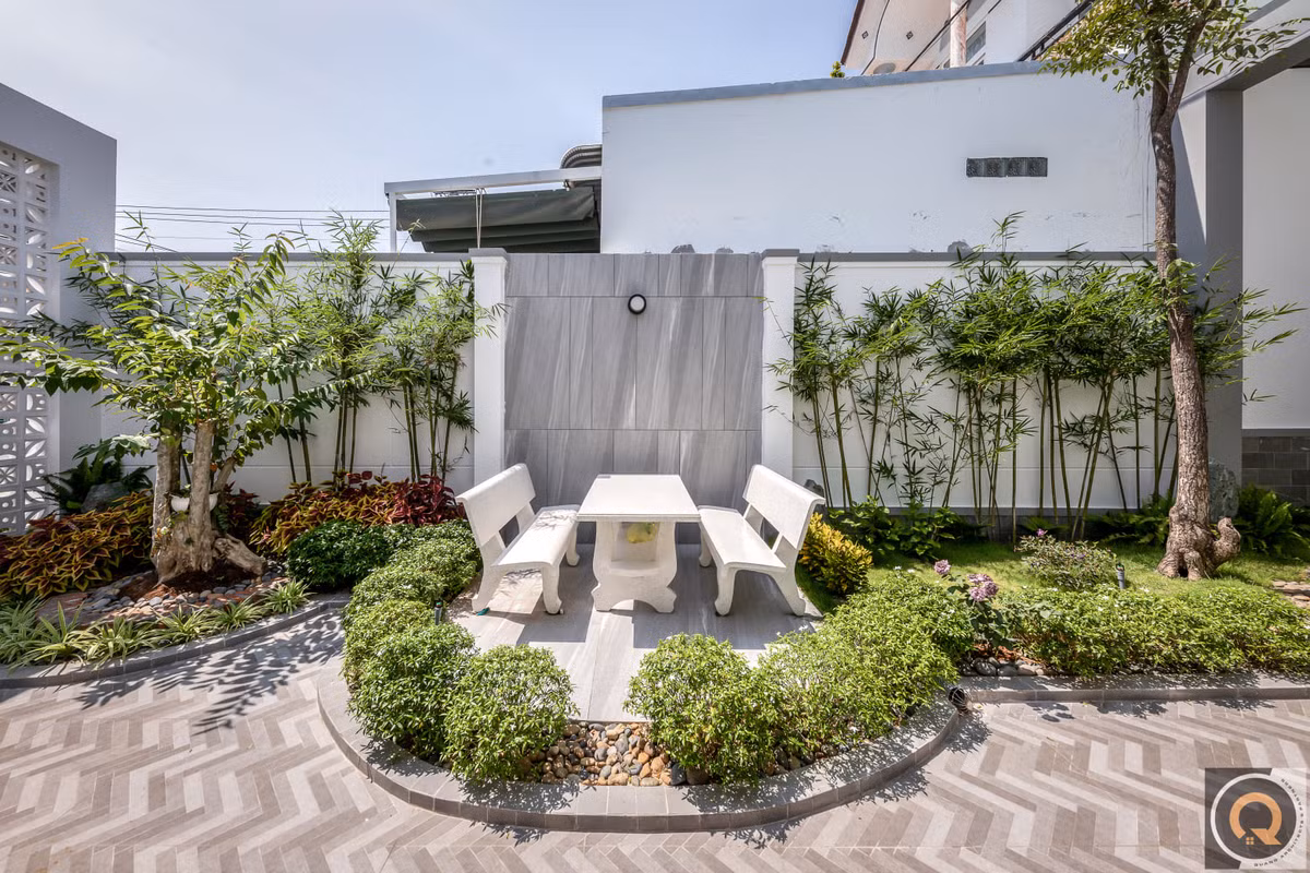 Không gian sân vườn ngập tràn cây xanh, có bàn ghế đá là không gian ngắm hoa, thư giãn tựa như trong một khu nghỉ dưỡng.