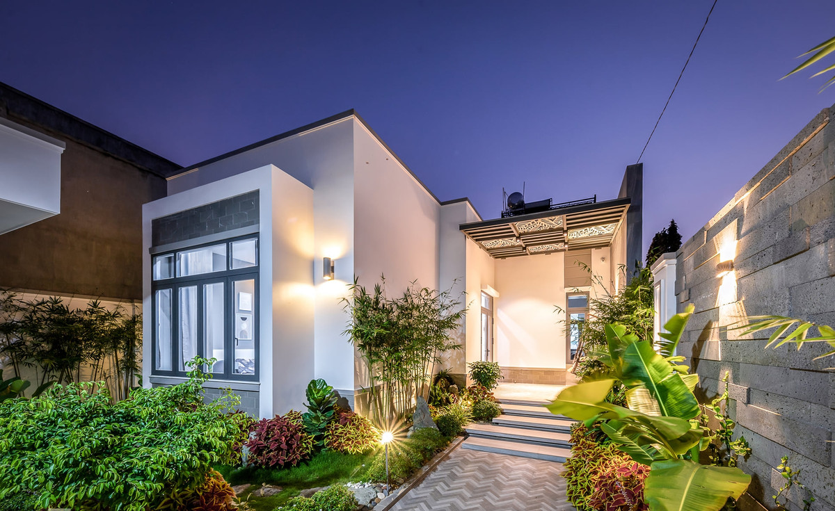 Hiện trạng của công trình gồm 3 lô đất, tổng cộng 300 m2 dược phân lô theo chuẩn nhà lô phố 5x20. Ngôi nhà gồm 2 mặt tiền, mặt tiền 1 giáp Quốc Lộ 1A, mặt sau giáp đường nội bộ.