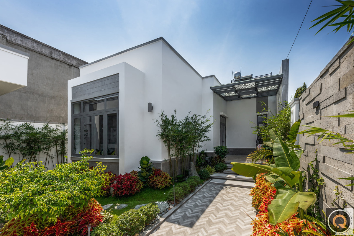 Do đó, kiến trúc sư đưa ra giải pháp thiết kế phân chia công trình thành 2 khu vực động - tĩnh. Khu động giáp Quốc lộ 1A bao gồm sân trước, không gian sinh hoạt chung. Khu tĩnh bao gồm các phòng chức năng riêng tư hơn ở phía sau nhà, gần với mặt tiền giáp đường nội bộ.