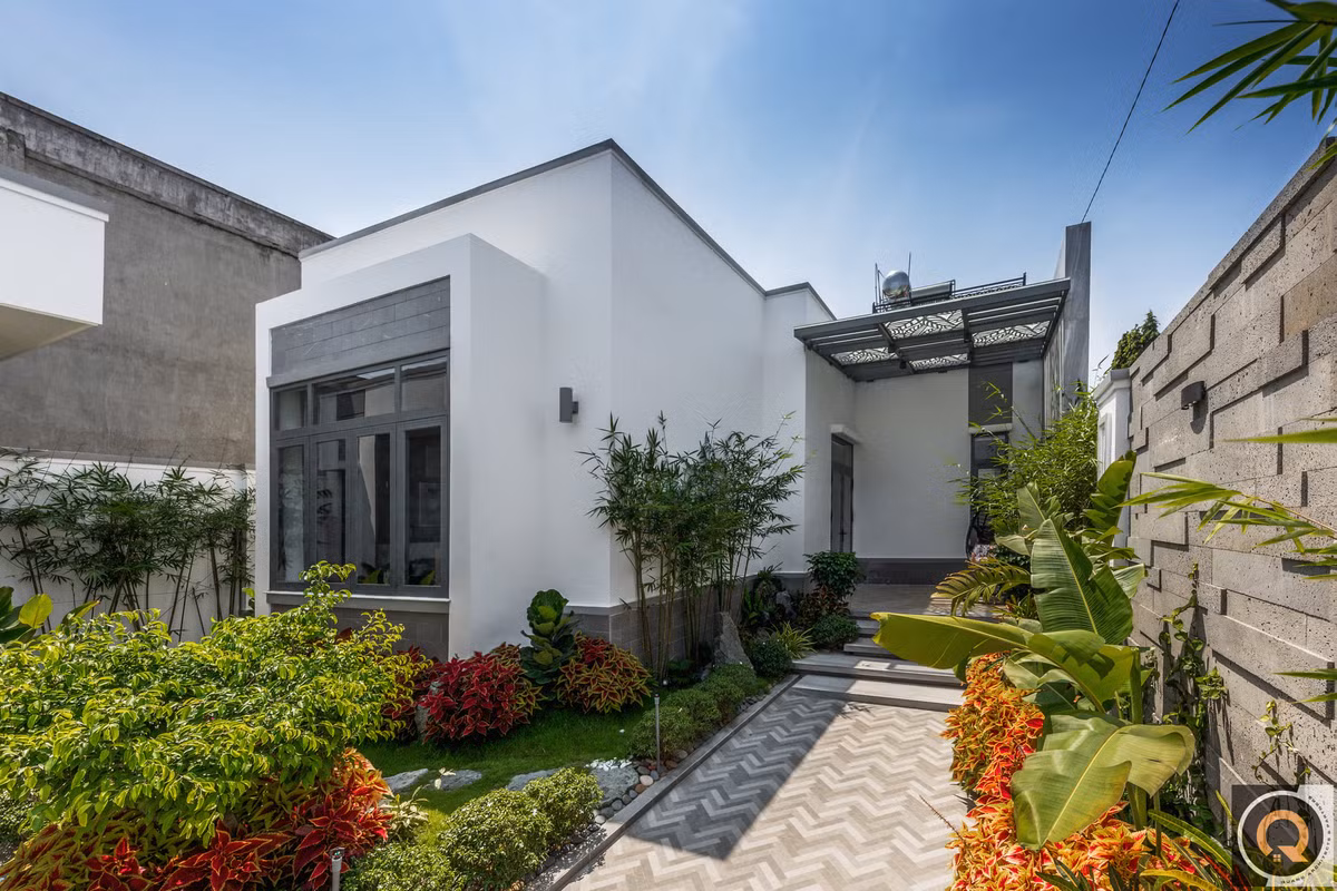 Do đó, kiến trúc sư đưa ra giải pháp thiết kế phân chia công trình thành 2 khu vực động - tĩnh. Khu động giáp Quốc lộ 1A bao gồm sân trước, không gian sinh hoạt chung. Khu tĩnh bao gồm các phòng chức năng riêng tư hơn ở phía sau nhà, gần với mặt tiền giáp đường nội bộ.