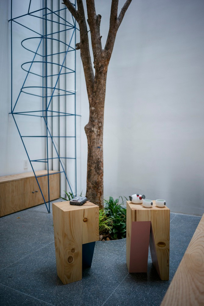 Với mô hình nhà ống trong hẻm như này, cây xanh dưới giếng trời giúp không khí trong nhà thoáng mát, tạo cảnh quan “xanh”.