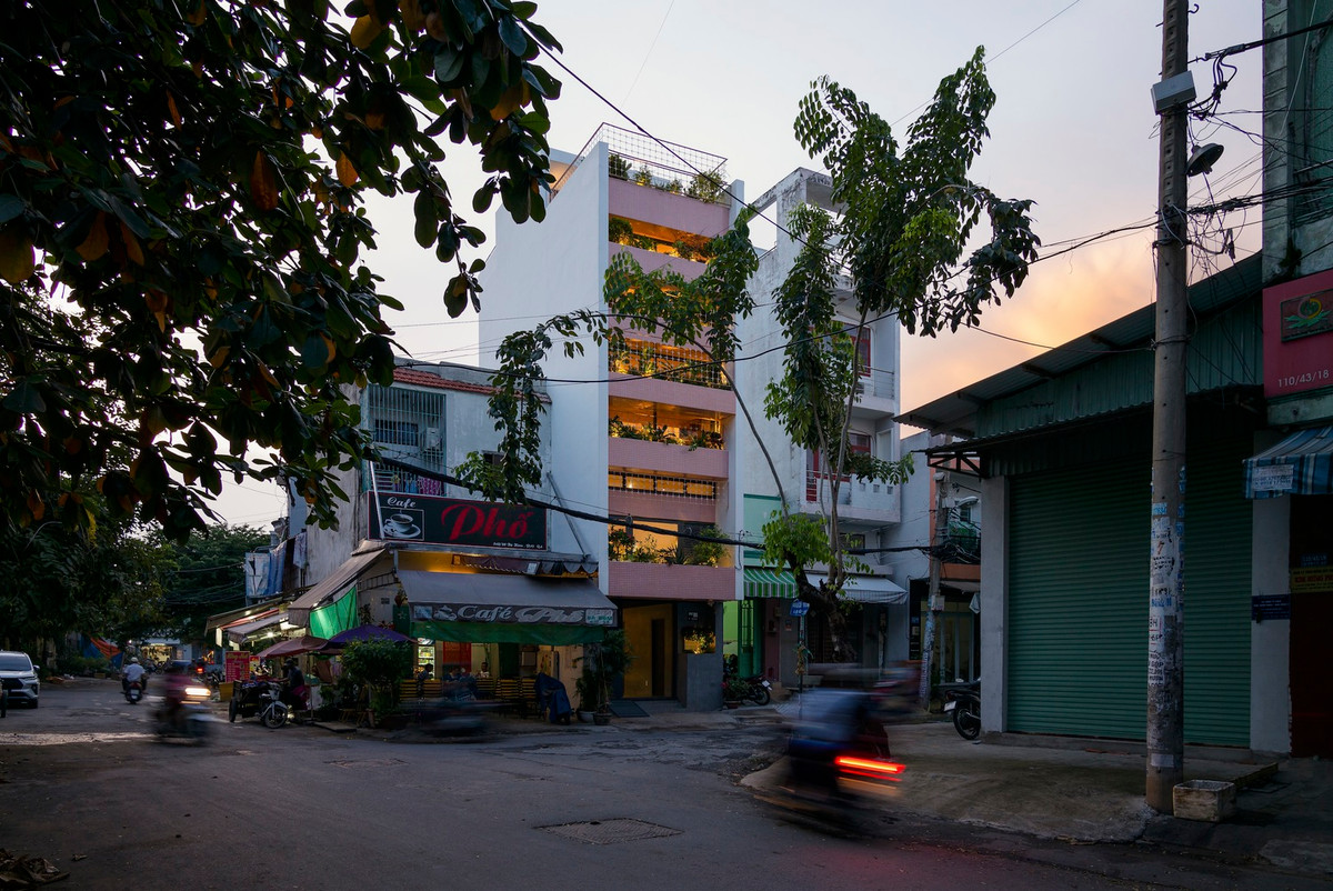 T-house tọa lạc trên mảnh đất 3,77x11,32 m, nằm sâu trong một con hẻm nhỏ và dài ở TP HCM. Ngôi nhà vừa là mái ấm của đôi vợ chồng trẻ, vừa là sân chơi cho hai bạn nhỏ.