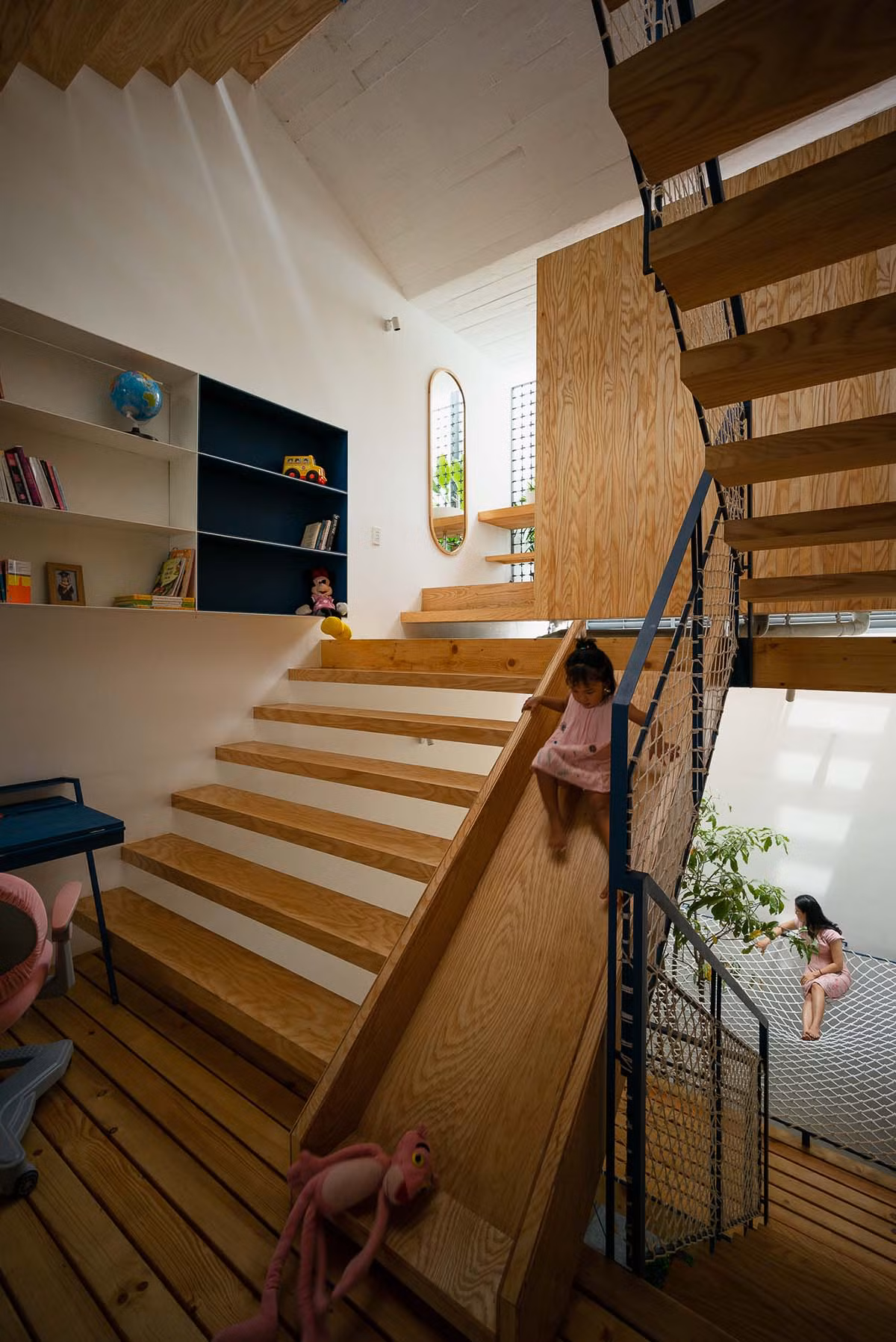 Chiếc cầu trượt nhỏ là nơi hai bé thoải mái nô đùa.