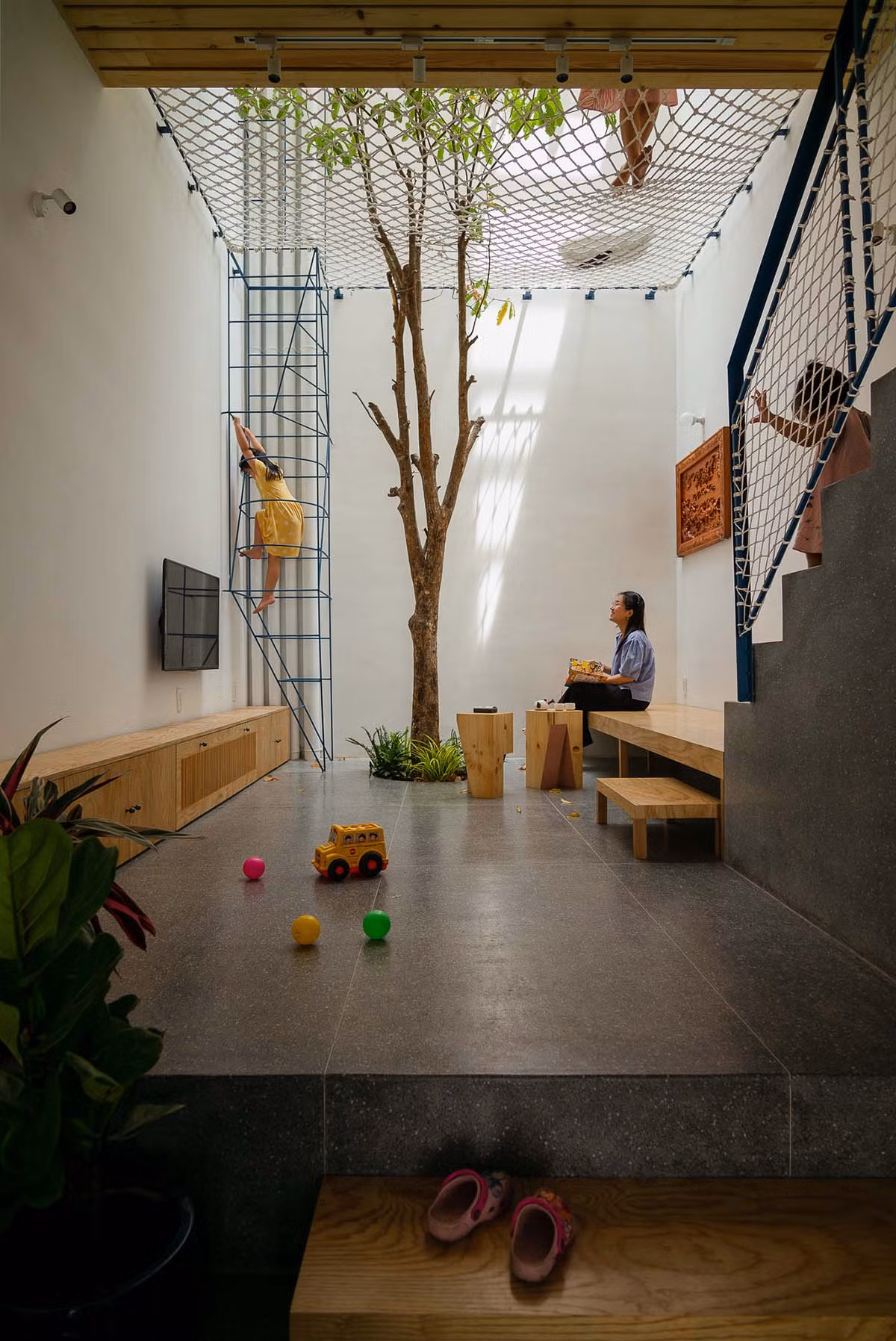 Trong nhà có một lối đi đặc biệt để hai chị em leo trèo.