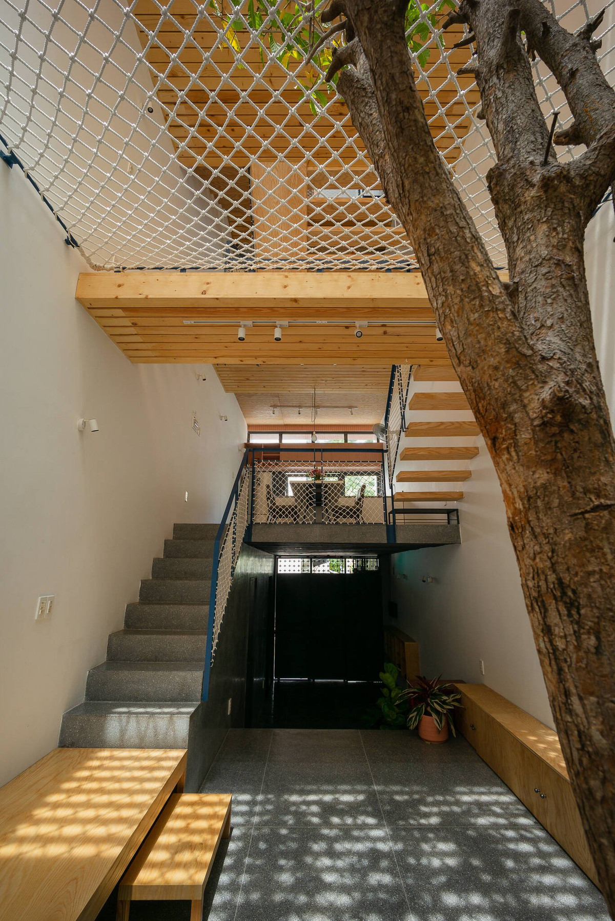 Bên trong căn nhà còn được thiết kế giếng trời có vai trò đón nhận và phân bổ ánh sáng tới các khu vực khác.