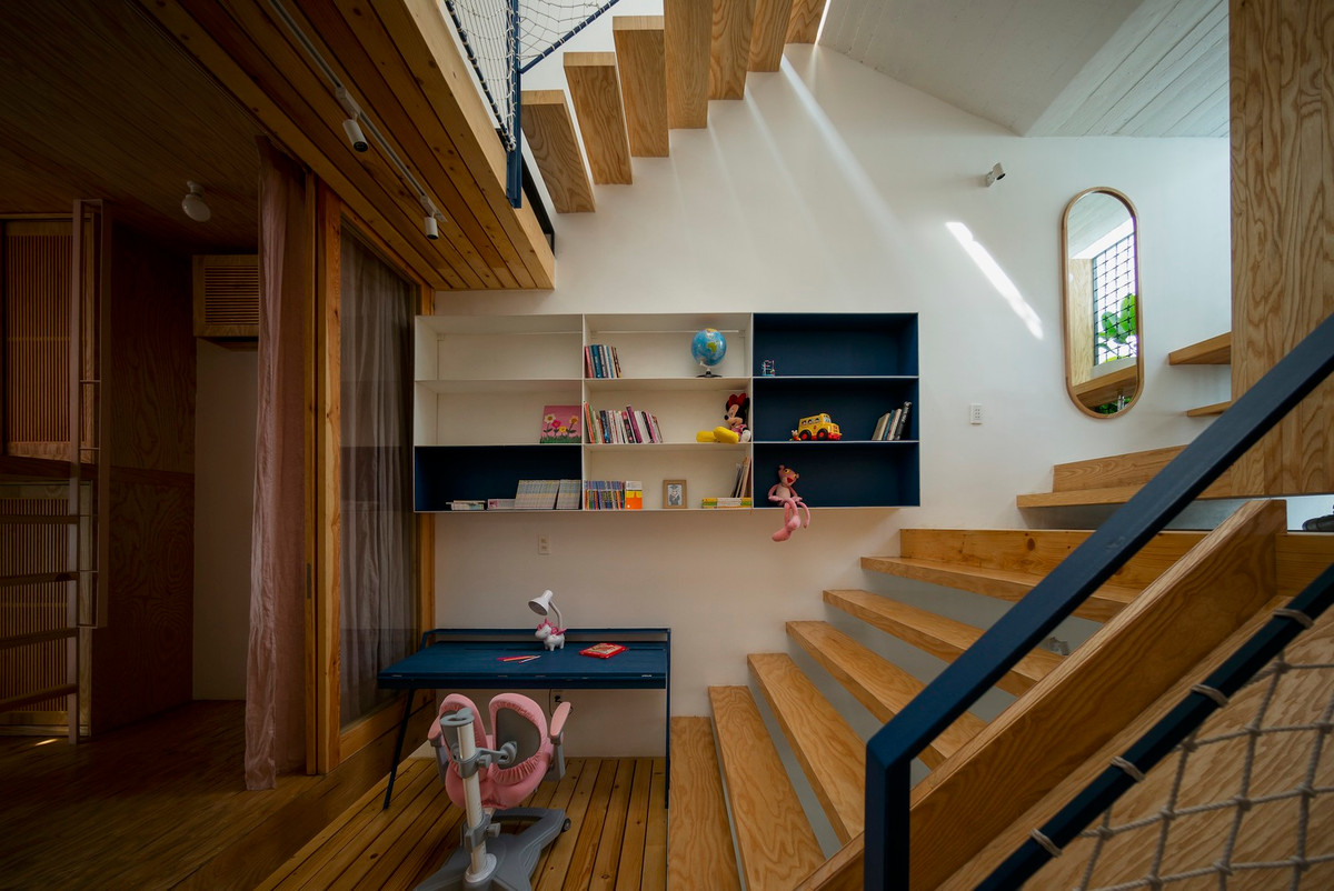 Theo đó, các không gian ở của gia đình và chỗ chơi của các con được sắp xếp đan xen vào nhau, đặt lên các lớp sàn gỗ thưa, bố cục so le, kết nối với nhau bằng hệ cầu thang như một “sân chơi” lớn, không có sự ngăn cách.