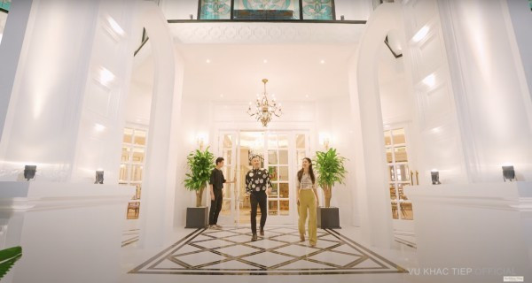 Bên trong biệt thự của ông bầu Vũ Khắc Tiệp là một không gian vô cùng rộng rãi, thoáng đãng.