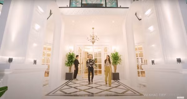 Bên trong biệt thự của ông bầu Vũ Khắc Tiệp là một không gian vô cùng rộng rãi, thoáng đãng.