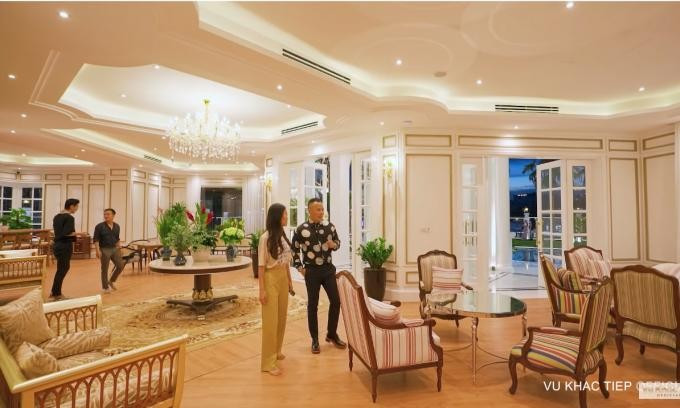 Nhà thiết kế mở, sử dụng những mảng kính lớn để tận dụng ánh sáng tự nhiên ngoài trời.