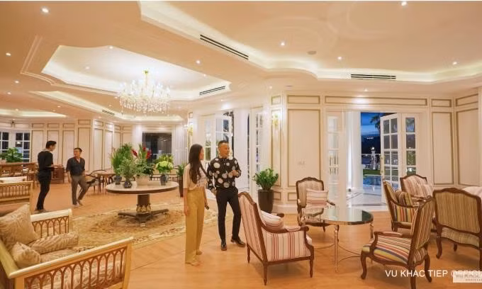 Nhà thiết kế mở, sử dụng những mảng kính lớn để tận dụng ánh sáng tự nhiên ngoài trời.