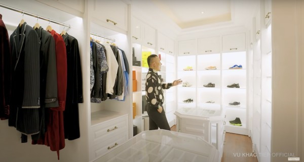 Trong nhà, ông bầu chuẩn bị một khu để trưng bày những món hàng hiệu.