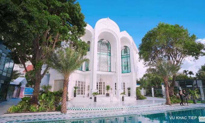 Không chỉ nổi tiếng showbiz với vai trò ông trùm chân dài, Vũ Khắc Tiệp còn khiến khán giả trầm trồ bởi căn biệt thự xa hoa nằm ở vị trí đắc địa nhất tại quận 2 (TP HCM).