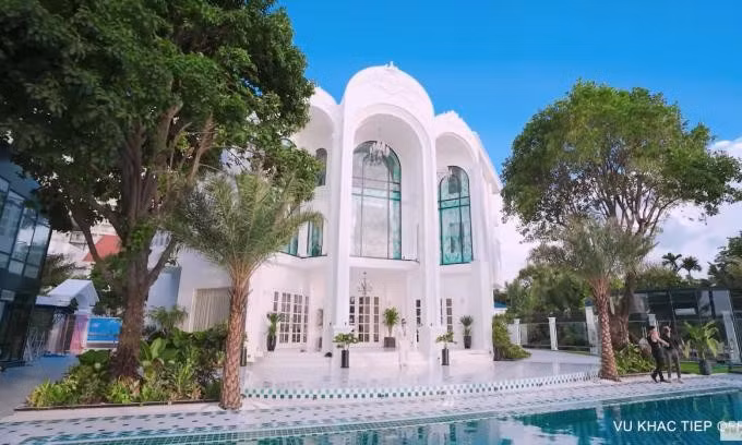 Không chỉ nổi tiếng showbiz với vai trò ông trùm chân dài, Vũ Khắc Tiệp còn khiến khán giả trầm trồ bởi căn biệt thự xa hoa nằm ở vị trí đắc địa nhất tại quận 2 (TP HCM).