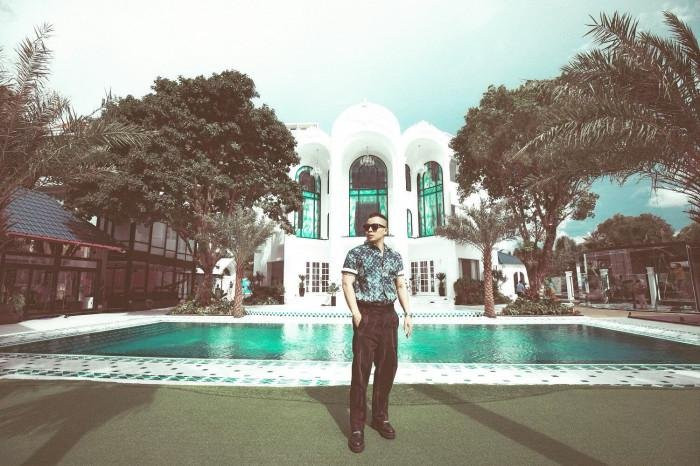 Từ ngoài nhìn vào, biệt thự của Vũ Khắc Tiệp có màu trắng, xung quanh là hồ bơi, sân vườn với view sông Sài Gòn cực đẹp.