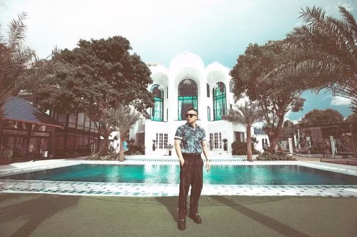 Từ ngoài nhìn vào, biệt thự của Vũ Khắc Tiệp có màu trắng, xung quanh là hồ bơi, sân vườn với view sông Sài Gòn cực đẹp.