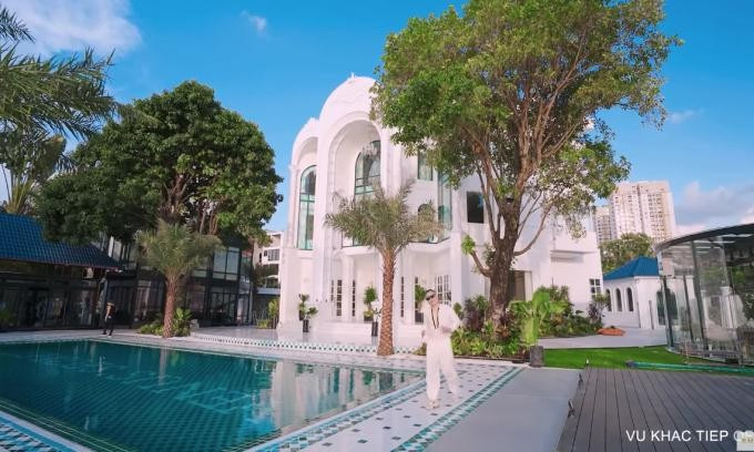 Bể bơi lớn được đầu tư hoàng tráng, lót gạch xanh - đen, tạo cảm giác mát mắt khi nhìn từ trên cao.