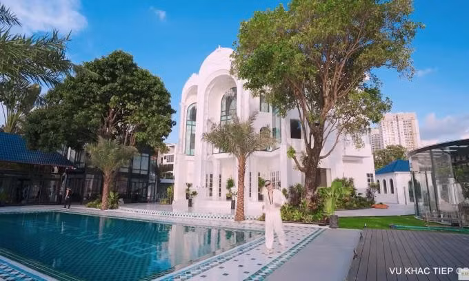 Bể bơi lớn được đầu tư hoàng tráng, lót gạch xanh - đen, tạo cảm giác mát mắt khi nhìn từ trên cao.