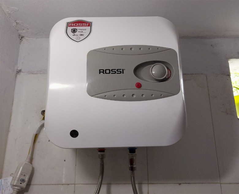 Vì thế, đừng quên rút phích cắm của máy nước nóng khi bạn không sử dụng bình nước nóng bằng điện và chỉ bật khi cần sử dụng. Nguồn ảnh: Getty/Printest