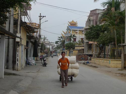 Vào làng Mẹo cứ ngỡ như một khu công nghiệp hiện đại, giàu có. Ảnh: Người lao động