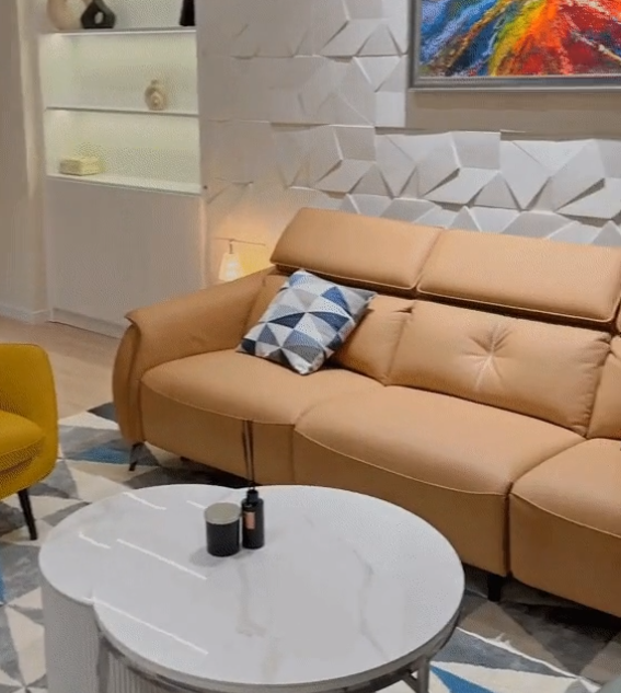 Tầng 1 của căn nhà là không gian phòng khách với một bộ sofa lớn ở chính giữa.