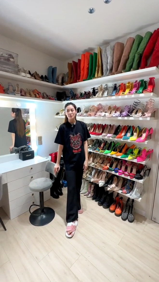 Trong nhà còn có phòng dành riêng cho việc cất giữ đồ đạc, phục trang và giày dép của Hoa hậu Khánh Vân.