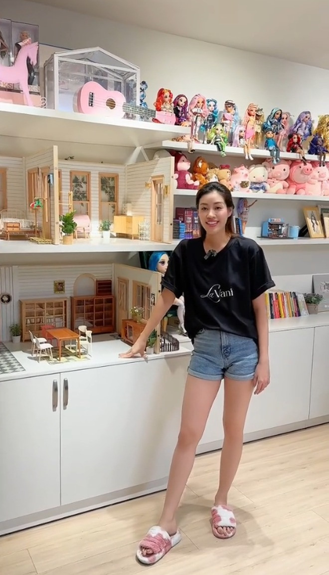 Tầng 2 là phòng làm việc của Khánh Vân. Tại đây, Khánh Vân đặt nhiều món đồ trang trí, lưu niệm và những món quà cô được fan tặng.