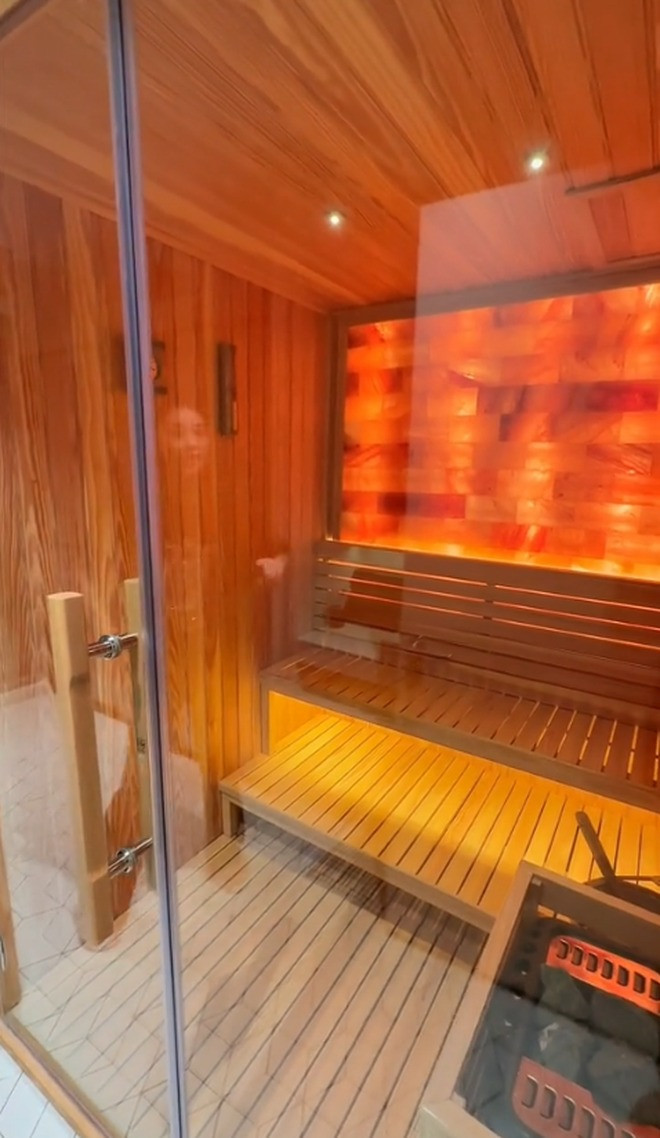 Khánh Vân thiết kế 1 phòng xông hơi và bể tắm lớn để có không gian thư giãn thoải mái sau 1 ngày làm việc mệt mỏi.