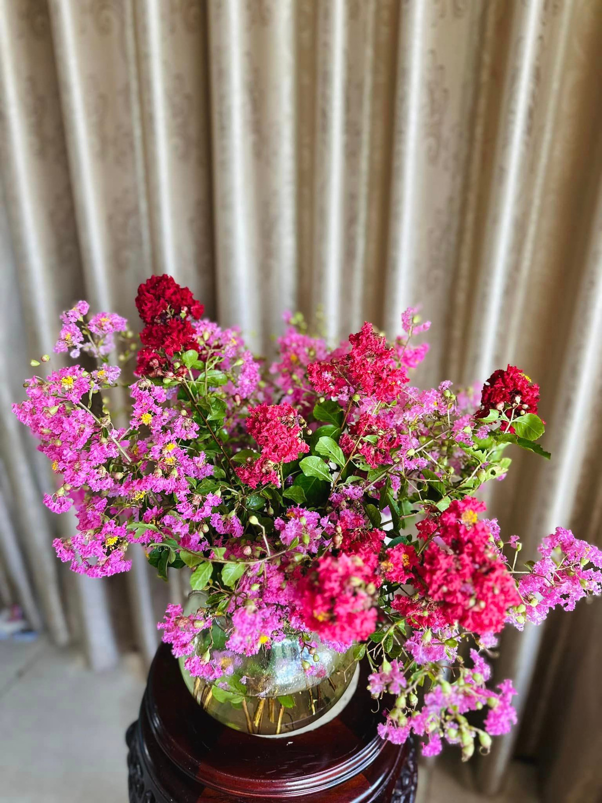 Bình hoa rực rỡ cho không gian nhà thêm sinh động.