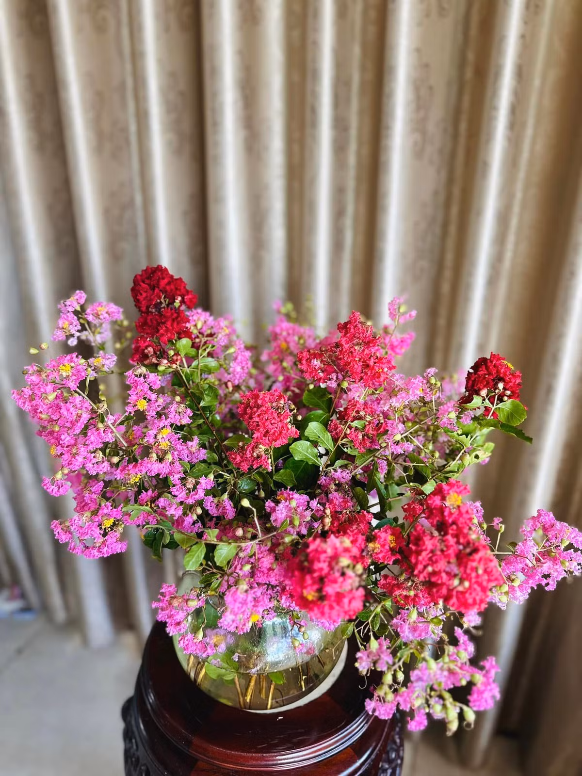 Bình hoa rực rỡ cho không gian nhà thêm sinh động.