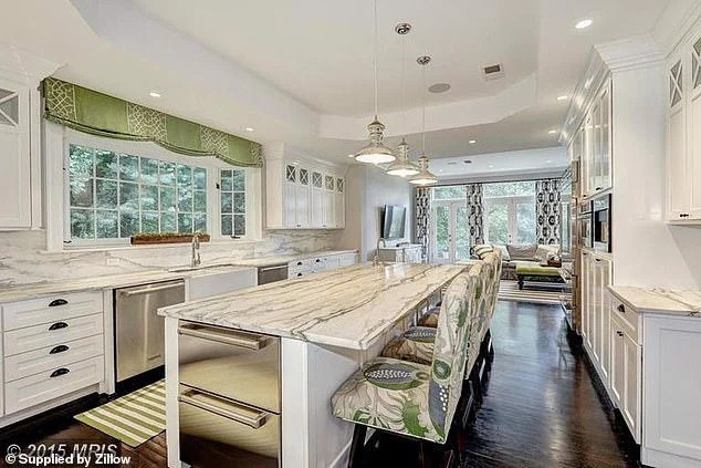 Trong nhà lắp nhiều cửa kính, mang lại nhiều ánh sáng tự nhiên nhất có thể. Ảnh: Zillow