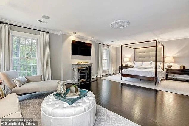 Phòng ngủ rộng rãi, tràn ngập ánh sáng. Ảnh: Zillow