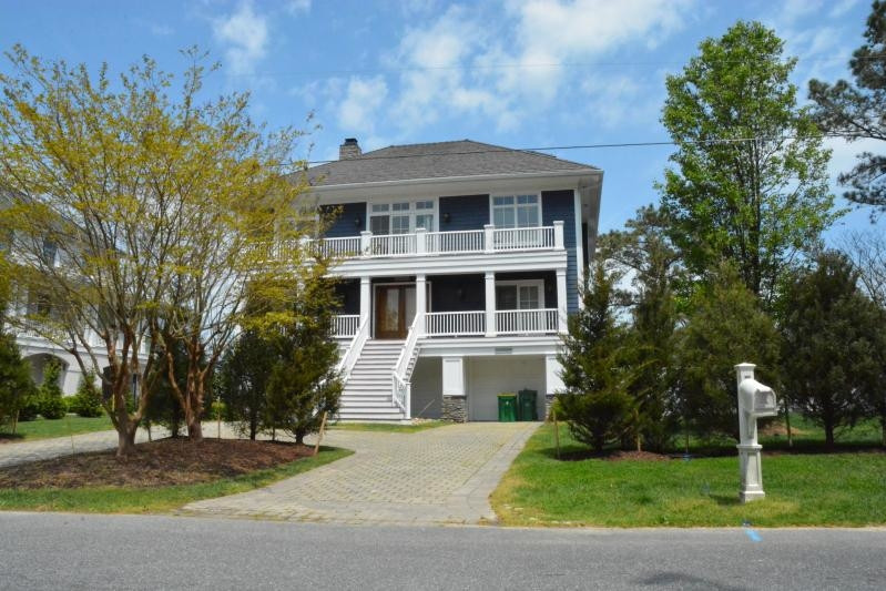 Ngôi nhà gồm 3 tầng, có 6 phòng ngủ, hiên rộng và sân sau với bếp ngoài trời, đủ chỗ cho những buổi sum họp đại gia đình. Ảnh: Capegazette.