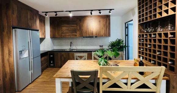 Căn hộ mới của Hà Hương thiết kế với gam màu trầm. Ảnh: FBNV