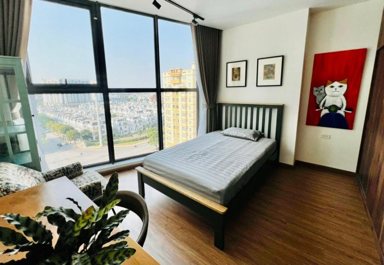 Phòng ngủ thoáng đãng với cửa kính lớn nhìn ra không gian bên ngoài. Ảnh: FBNV