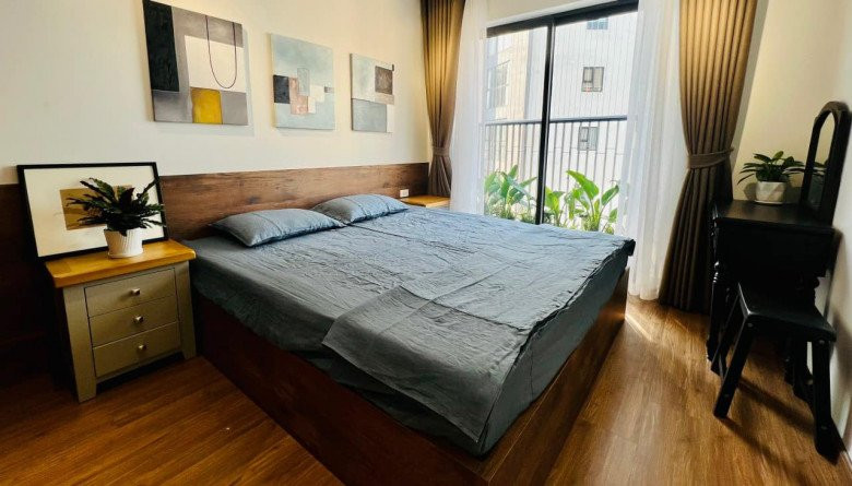 Sàn nhà và nội thất bằng gỗ kết hợp tường màu trắng mang đến cảm giác ấm cúng. Ảnh: FBNV