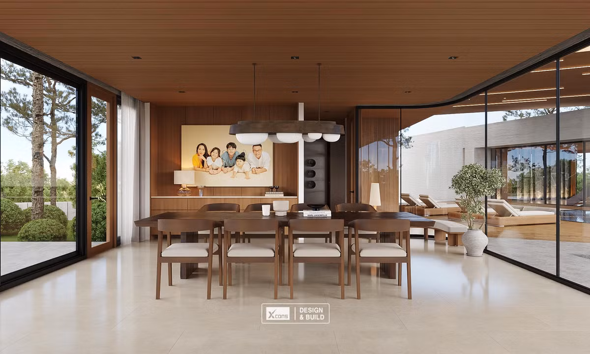 Khu vực bàn ăn thoáng sáng nhờ hệ cửa kính lớn cao kịch trần.