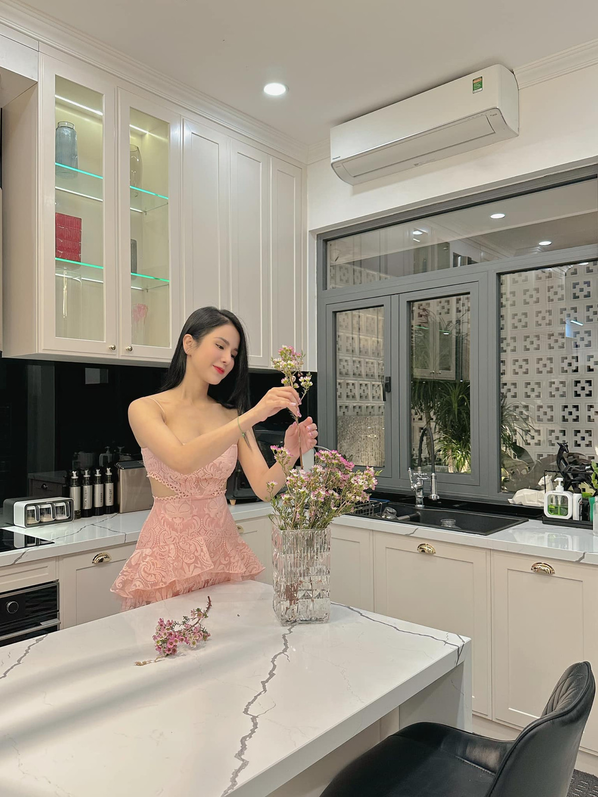 Diệp Lâm Anh trang trí hoa tươi trong phòng bếp.