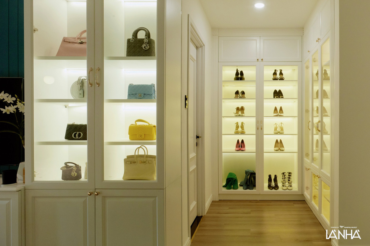 Căn phòng dành riêng cho Diệp Lâm Anh để túi xách, giày dép...