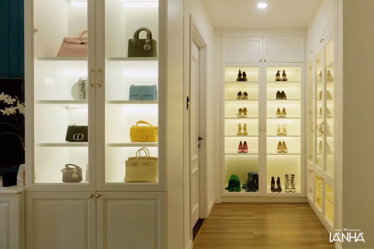 Căn phòng dành riêng cho Diệp Lâm Anh để túi xách, giày dép...