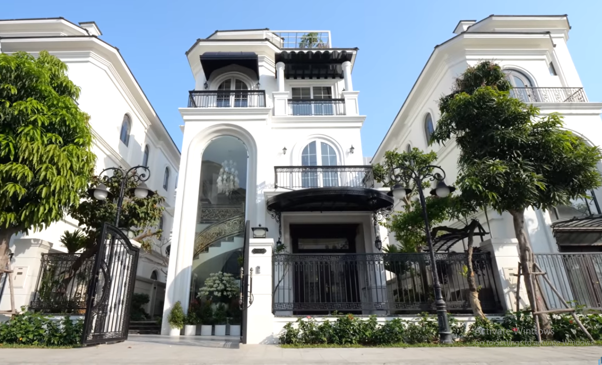 Vừa qua, kênh YouTube NhaF giới thiệu một căn biệt thự đơn lập hoành tráng có diện tích lô đất 250m2, diện tích xây dựng một sàn 100m2. Công trình nằm trong một khu đô thị cao cấp ở Hà Nội.