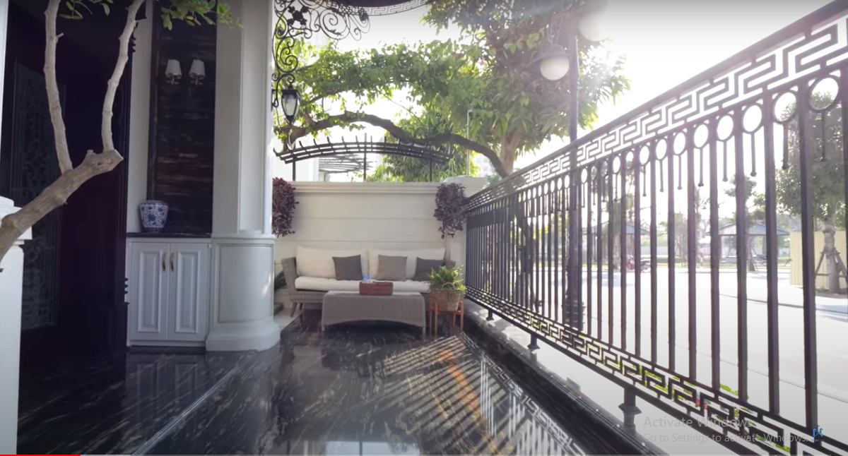 Khoảng sân quanh nhà được gia chủ bố trí nhiều ghế ngồi thư giãn cũng như cây cảnh.