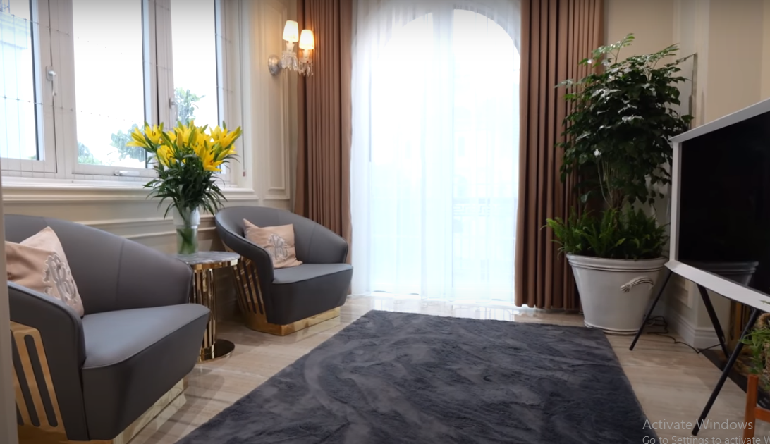 Trên tầng 2 có một phòng khách phụ với ban công nhìn ra bên ngoài.