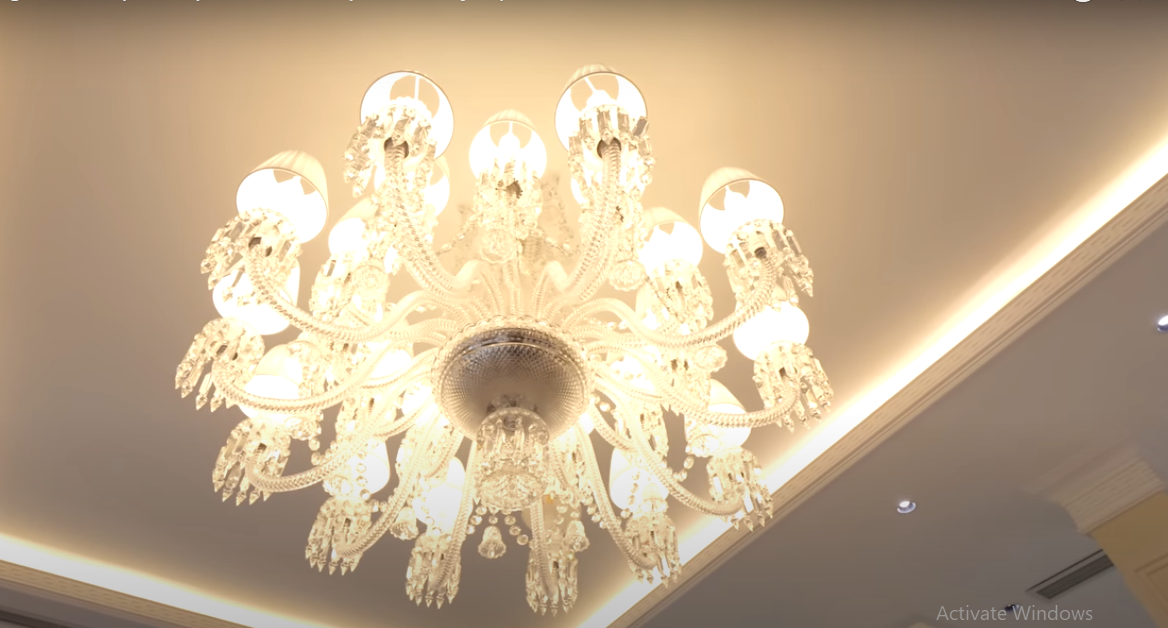 Điểm nhấn trong phòng khách là chiếc đèn chùm lớn.