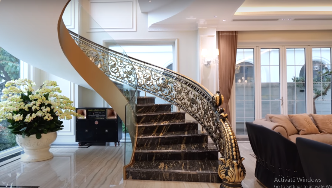 Cầu thang xoắn làm tăng vẻ sang trọng và hiện đại cho không gian nhà.