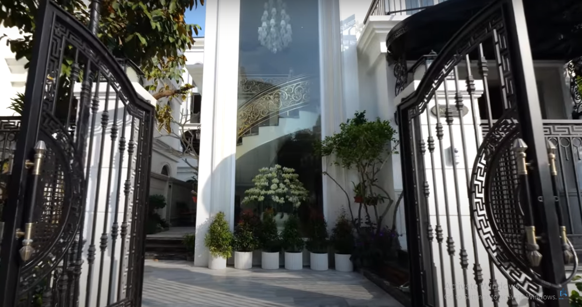 Bước qua cánh cổng bề thế là khoảng sân rộng rãi với rất nhiều cây xanh.