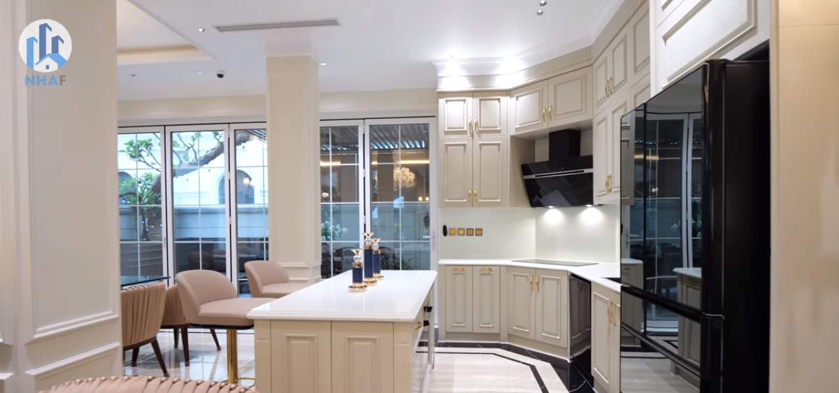 Khu bếp thiết kế hiện đại với hệ thống tủ màu trắng sang trọng.