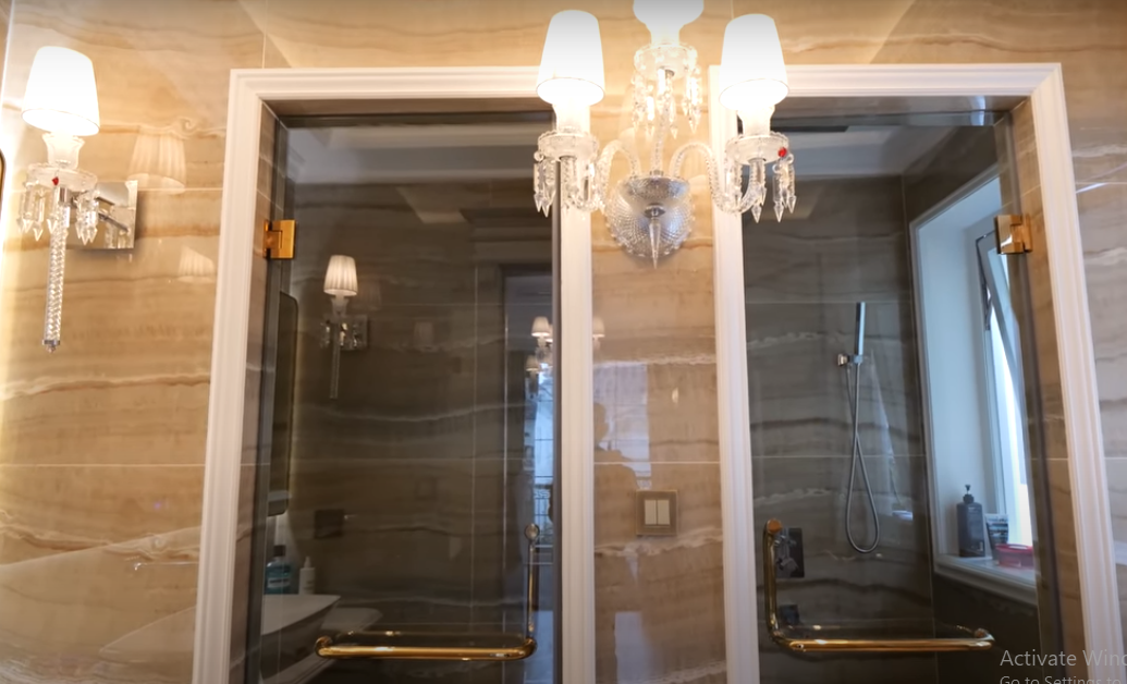 Phòng tắm sang trọng cũng có đèn chùm trang trí. Nguồn ảnh: chụp màn hình NhaF