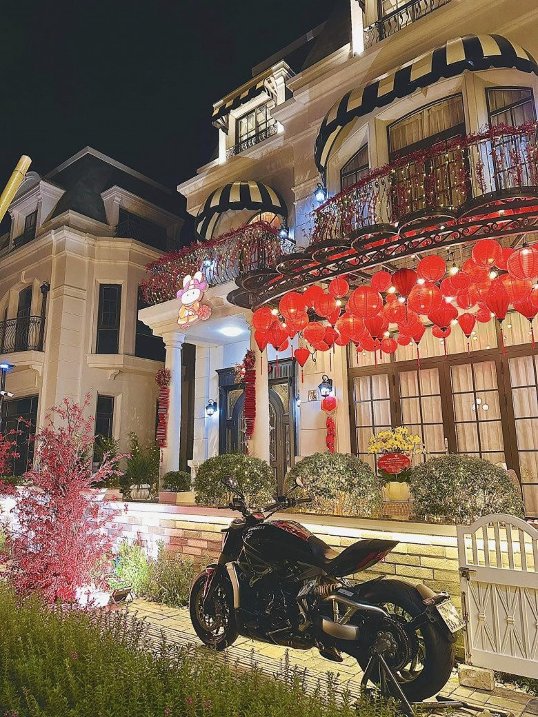 Biệt thự của Đoàn Di Băng thường xuyên được trang trí lung linh, ngập sắc màu mỗi dịp lễ, Tết.